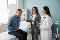 Homme manifestant des signes d'intoxication alimentaire au Mexique consulté par des professionnels de la santé.