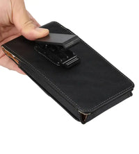 Etui premium en cuir PU pour traducteur HOLAVOX avec clip de ceinture, main tenant le produit.