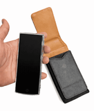 Etui premium en cuir PU pour traducteur HOLAVOX, vue de face et de côté, style élégant et pratique et mains