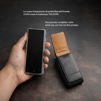 Traducteur vocal instantané Holavox avec coque transparente et étui premium en main