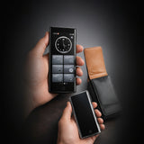 Image d'un traducteur vocal instantané portable avec un écran tactile et un étui élégant.