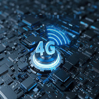 Holavox -Traducteur vocal Instantané portable 4G avec des ondes de signal sur un fond de circuits électroniques modernes.