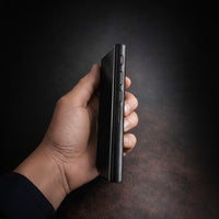 Traducteur vocal instantané Holavox tenu dans une main, montrant les boutons et le design élégant.